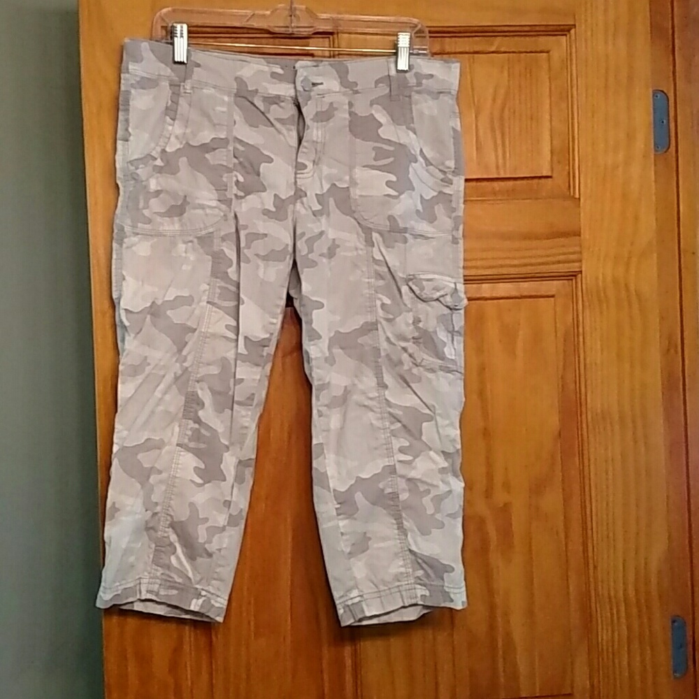 Faded Glory white camo capri pants sz 12